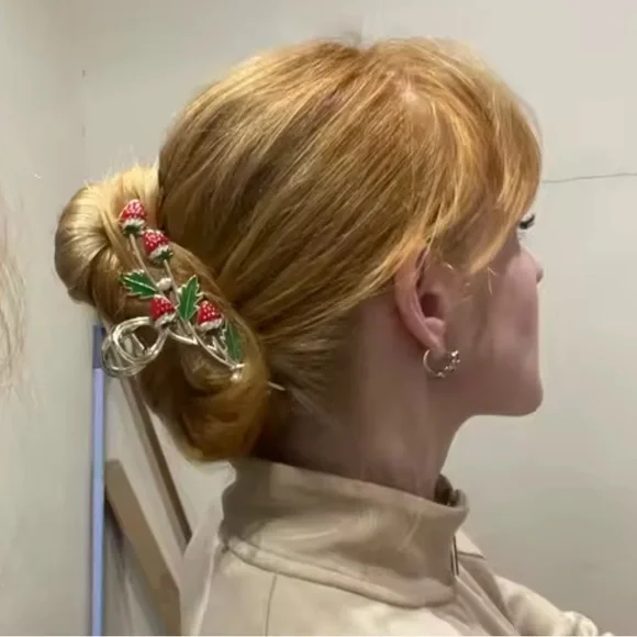 Strawberry Gold Hair Claw
i - Picture 5 of 7